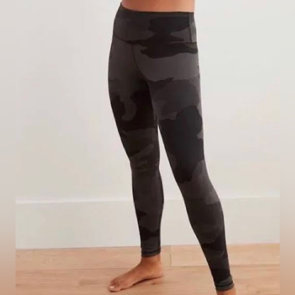 Aerie chill leggings- black camo